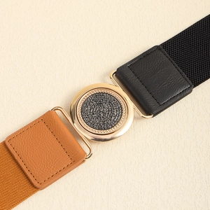 Vue détaillée de la boucle ronde en métal et de la ceinture élastique marron avec cuir