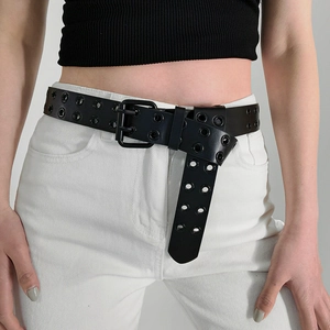 Vue détaillée de la ceinture punk Y2K noire avec œillets métalliques doubles et boucle mate