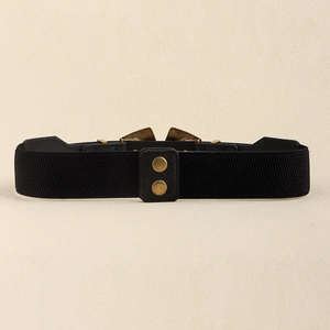 Détail d'une ceinture élastique noire vintage avec boucle double en bronze et métal