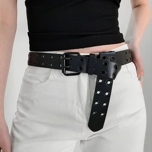 Détail d'une ceinture en cuir noir style punk Y2K avec double rangée d'œillets métalliques
