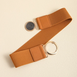 Gros plan sur la ceinture élastique marron avec boucle ronde emboîtable en métal et texture