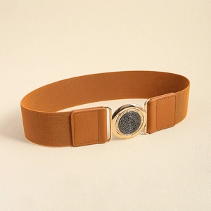 Détail d'une ceinture élastique marron avec boucle ronde dorée et insert texturé noir