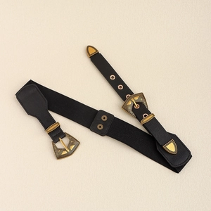 Détail d'une ceinture large vintage élastique avec boucles ciselées et style punk chic