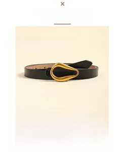 Détails d'une ceinture pour femme en cuir noir avec boucle métallique dorée mate