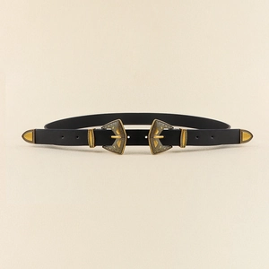 Détail de la double boucle dorée vintage sur une ceinture fine noire de style punk rétro