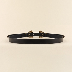 Détail d'une ceinture élastique vintage noire avec doubles boucles dorées géométriques