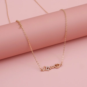 Dettaglio del ciondolo a cuore LOVE in oro rosa e charm labbra su espositore