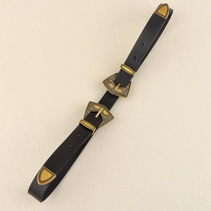 Détails d'une ceinture western vintage à double boucle avec gravures dorées ciselées