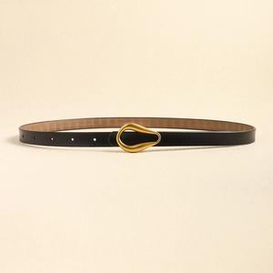 Gros plan d'une ceinture fine en cuir noir avec une boucle en métal doré artistique