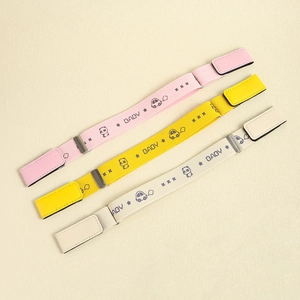 Flache Darstellung von pinkfarbenen, gelben und beigen elastischen Kindergürteln mit Motiven