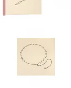 Vue détaillée de la ceinture chaîne de taille fleur argentée avec fermoir mousqueton