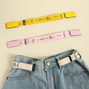 Detail von elastischen Kindergürteln ohne Schnalle mit Cartoon-Mustern auf Jeans
