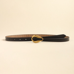 Détail de la ceinture en cuir noir avec boucle goutte d'eau dorée mate et trous soignés