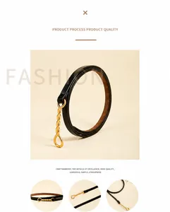 Dettaglio di un'elegante cintura da donna in pelle con fibbia dorata a torsione per abiti