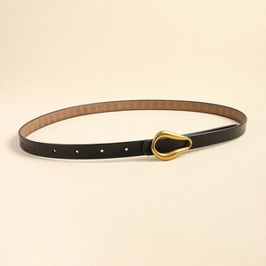 Ceinture minimaliste en cuir noir pour femme avec boucle en anneau doré irrégulier
