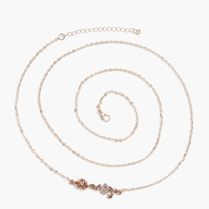 Catena da corpo dorata a cuore con ciondolo occhio e charms di cristallo su sfondo bianco