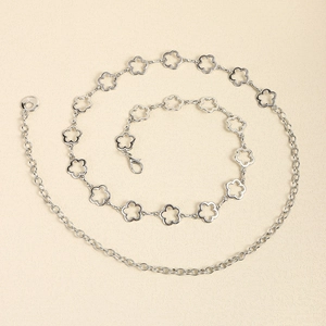 Détails d'une ceinture chaîne à fleurs argentées avec maillons creux et fermoir mousqueton