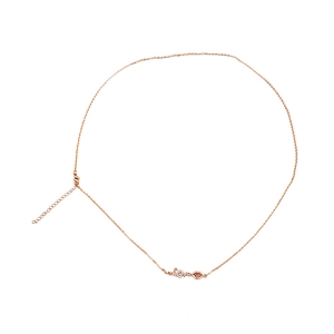 Collana in oro rosa con scritta Love e ciondolo a cuore su sfondo bianco con chiusura a moschettone