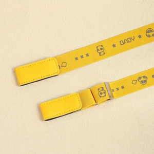 Detail eines gelben elastischen Kindergürtels mit Panda-Print und verstellbarer Schnalle
