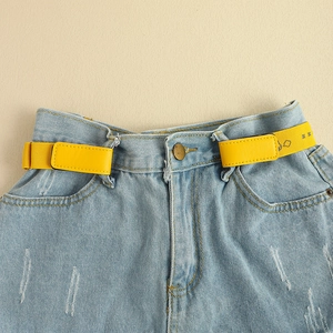 Gelber elastischer schnallenloser Gürtel für Kinder auf hellblauer Jeans mit Stickerei