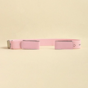 Detail eines rosa elastischen Gürtels ohne Schnalle für Kinder mit süßem Panda-Muster
