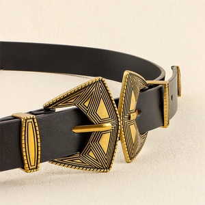 Ceinture vintage en cuir noir avec double boucle dorée et motifs gravés élégants