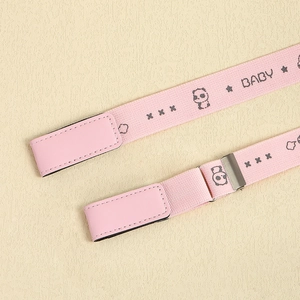 Detailansicht des rosa elastischen Baby-Gürtels mit Panda-Druck und silberner Schnalle