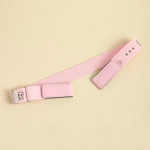 Details des rosa elastischen Kindergürtels mit Panda-Motiv und robuster silberner Schnalle