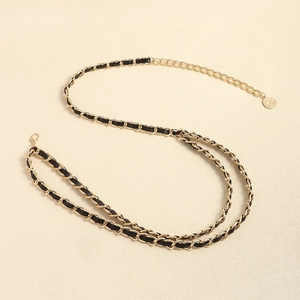 Ceinture chaîne élégante en métal doré avec cuir tressé et pendentif de pièce ronde
