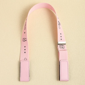Detailaufnahme des rosa elastischen Gürtels mit Pandamuster und BABY-Text für Kinder