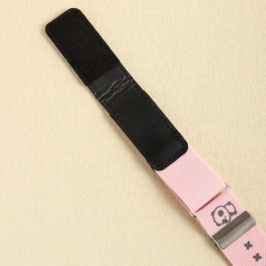 Detail eines rosa elastischen Kindergürtels mit Panda-Print und Klettverschluss