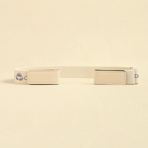 Detail eines cremefarbenen elastischen Kinder-Gürtels mit lila Auto-Muster und Leder-Enden