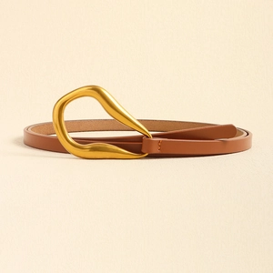 Ceinture fine femme en cuir marron avec boucle dorée fluide pour vestes et blazers