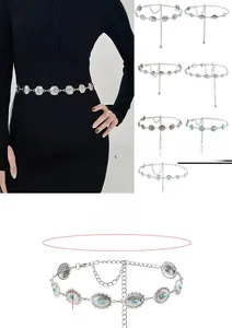 Détail d'une ceinture concho bohème en métal argenté avec incrustation turquoise et motifs