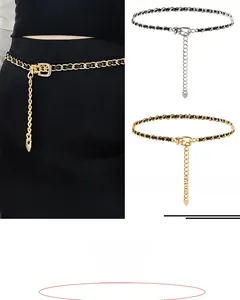 Detail eines gewebten Kettengürtels mit Leder- und Metallgliedern in Gold und Silber