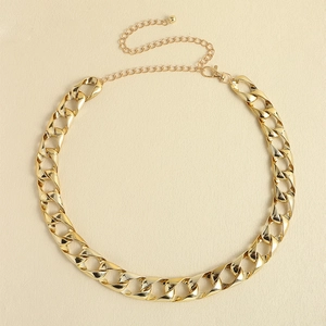 Detailansicht der goldfarbenen Acryl-Gliederkette mit Karabinerverschluss und Glanz