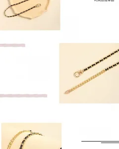 Detailansicht der goldfarbenen Metallkette mit schwarzem Lederband und verstellbarer Schnalle