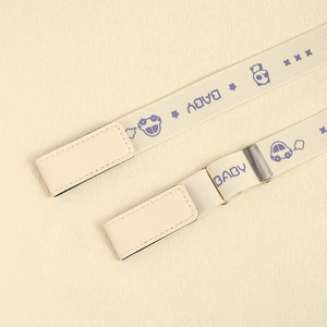 Detail des cremefarbenen Kinder-Elastikgürtels mit Automustern und Baby-Schriftzug