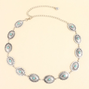 Détail d'une chaîne de taille bohème en métal avec perles turquoise et gravures
