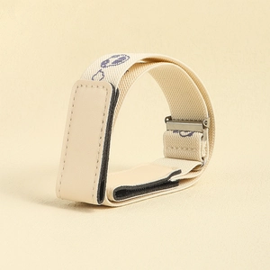 Detail eines cremefarbenen elastischen Uhrenarmbands mit blauer Wolkenstickerei