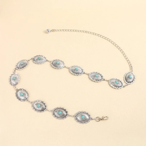 Détail des perles turquoise sur la ceinture chaîne bohème argentée avec motifs floraux