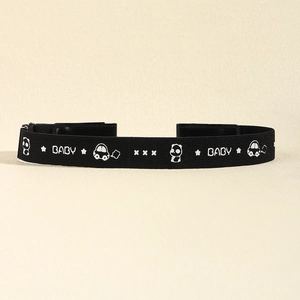 Detail eines schwarzen elastischen Kindergürtels mit weißem Baby-Schriftzug und Panda-Motiv