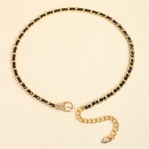 Details einer goldenen Metallkette mit schwarzem Leder und eleganter Dornschließe