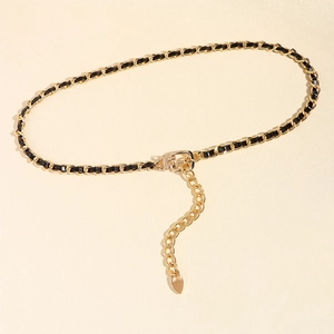 Detailansicht der goldenen Gliederkette mit schwarzem Leder und verstellbarer Schnalle