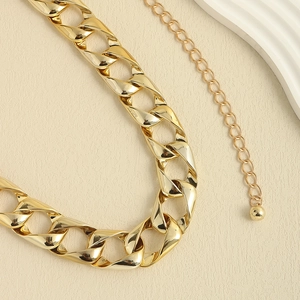 Detailaufnahme der goldenen klobigen Metallkette mit verstellbarem Verlängerungsstück