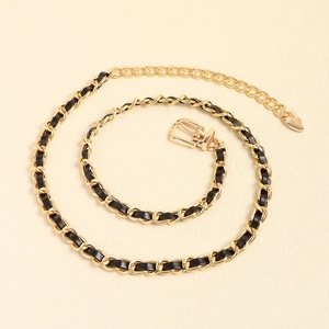 Detailansicht der goldfarbenen Metallkette mit schwarzem Lederband und Verstellschließe
