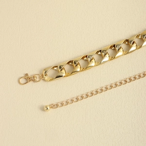 Detail-Makroansicht der goldenen klobigen Metall-Kettenkette mit Karabinerverschluss
