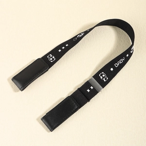 Detail eines elastischen Kindergürtels mit Pandadruck und Baby-Schriftzug in Schwarz