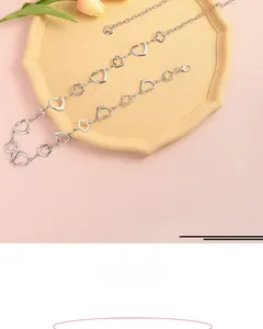 Chaîne de taille argentée détaillée avec breloques cœur et fleur et fermoir mousqueton