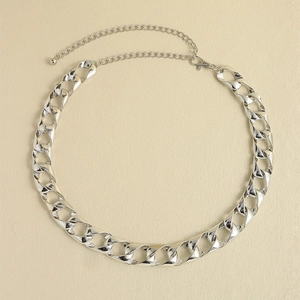 Detailaufnahme der polierten Silberkette mit Karabinerverschluss und verstellbarem Metallkugellink